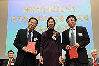 陳振宇教授（左）及黃聿教授（右）獲香港特別行政區政府教育局副秘書長李美嫦女士頒授證書。